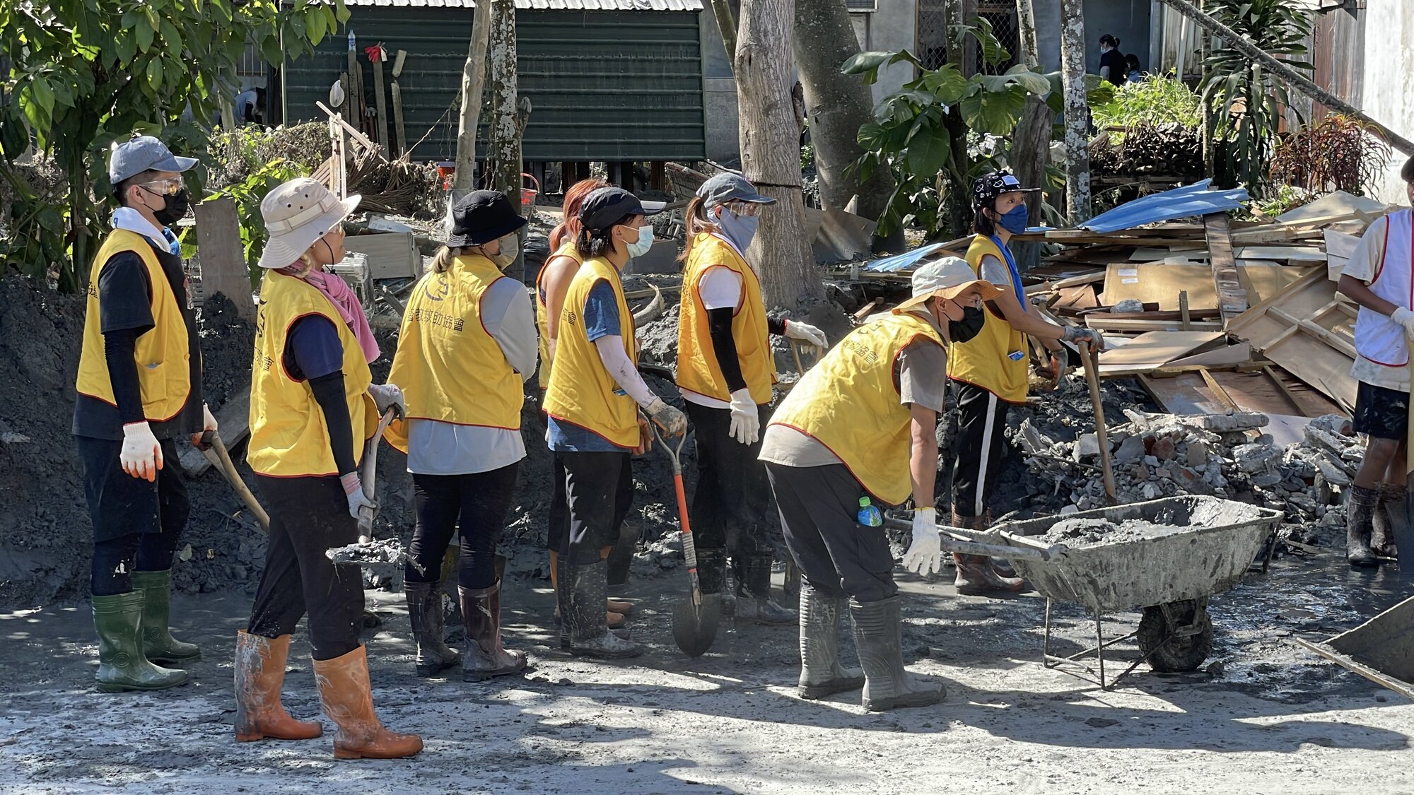 光復水災 救助協會志工合力鏟除厚重淤泥，協助居民清理家園。(基督教救助協會提供)